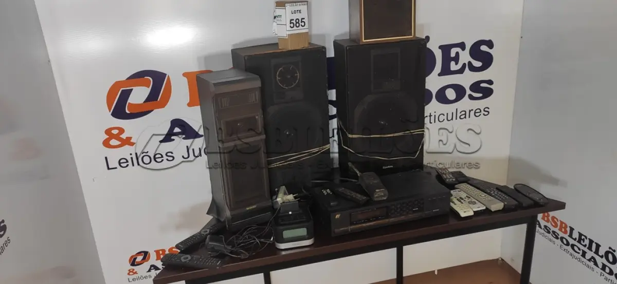 LOTE 585 - 01 TOCA FITA, 04 CAIXAS DE SOM DIVERSAS, 01 IHOME, 01 RÁDIO TRANSMISSOR E GRANDE QUANTIDADE DE CONTROLES REMOTO.  (NO ESTADO) ATENÇÃO! FAZER A VISITAÇÃO ANTES DE ARREMATAR, NÃO SABEMOS SE FUNCIONA, LEILÃO NÃO TEM GARANTIA E NEM DEVOLUÇÃO, SUJEITO A POSSÍVEIS AVARIAS VISÍVEIS/OCULTAS E/OU AUSÊNCIA DE COMPONENTES.