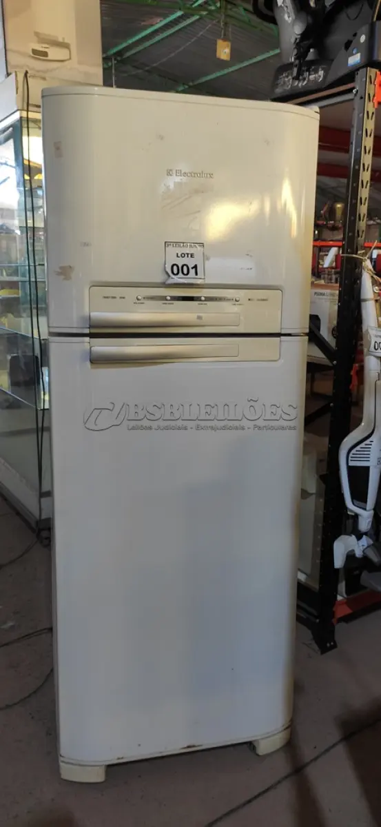 LOTE 001 - 01 GELADEIRA ELECTROLUX FROST FREE DF 46. (NO ESTADO) ATENÇÃO! FAZER A VISITAÇÃO ANTES DE ARREMATAR, NÃO SABEMOS SE FUNCIONA. LEILÃO NÃO TEM GARANTIA E NEM DEVOLUÇÃO, SUJEITO A POSSÍVEIS AVARIAS VISÍVEIS/OCULTAS E/OU AUSÊNCIA DE COMPONENTES.