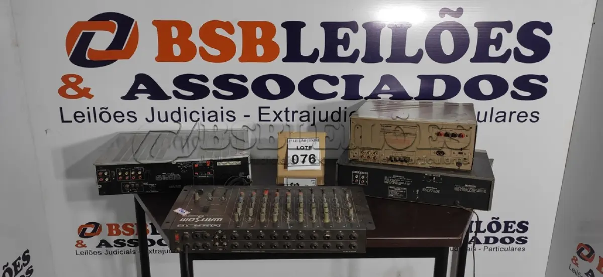 LOTE 076 - 01 MESA DE SOM, 02 TOCA FITAS E 01 RECEPTOR ESTÉREO MARCA AKAI. (NO ESTADO) ATENÇÃO! FAZER A VISITAÇÃO ANTES DE ARREMATAR, NÃO SABEMOS SE FUNCIONA, LEILÃO NÃO TEM GARANTIA E NEM DEVOLUÇÃO, SUJEITO A POSSÍVEIS AVARIAS VISÍVEIS/OCULTAS E/OU AUSÊNCIA DE COMPONENTES.