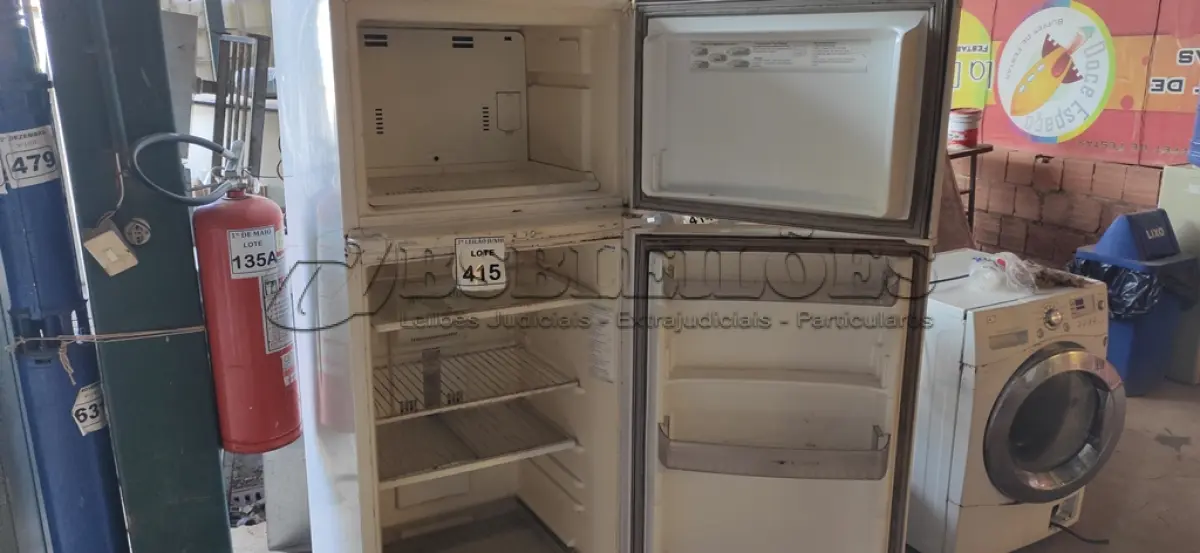 LOTE 415 - 01 GELADEIRA BRASTEMP. (NO ESTADO) ATENÇÃO! FAZER A VISITAÇÃO ANTES DE ARREMATAR, NÃO SABEMOS SE FUNCIONA. LEILÃO NÃO TEM GARANTIA E NEM DEVOLUÇÃO, SUJEITO A POSSÍVEIS AVARIAS VISÍVEIS/OCULTAS E/OU AUSÊNCIA DE COMPONENTES.