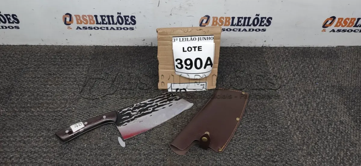LOTE 390 - CUTELO  IMPORTADA AÇO INOXIDÁVEL CABO EM MADEIRA  FULL TANG BAINHA DE NAPA  TAMANHO TOTAL 30CM PESO 318G JÁ AFIADA. (NO ESTADO) ATENÇÃO! FAZER A VISITAÇÃO ANTES DE ARREMATAR, NÃO SABEMOS SE FUNCIONA, LEILÃO NÃO TEM GARANTIA E NEM DEVOLUÇÃO, SUJEITO A POSSÍVEIS AVARIAS VISÍVEIS/OCULTAS E/OU AUSÊNCIA DE COMPONENTES. 