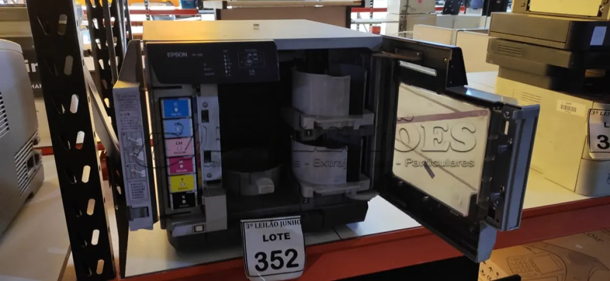 LOTE 352 - 01 IMPRESSORA E GRAVADORA DE CD E DVD PP100 MARCA EPSON. (NO ESTADO) ATENÇÃO! FAZER A VISITAÇÃO ANTES DE ARREMATAR, NÃO SABEMOS SE FUNCIONA, LEILÃO NÃO TEM GARANTIA E NEM DEVOLUÇÃO, SUJEITO A POSSÍVEIS AVARIAS VISÍVEIS/OCULTAS E/OU AUSÊNCIA DE COMPONENTES.