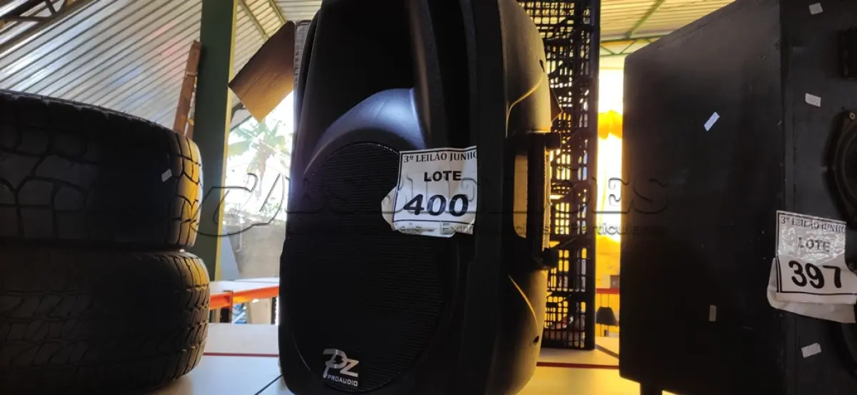 LOTE 332 - 01 CAIXA DE SOM MARCA PZ PRO ÁUDIO. (NO ESTADO) ATENÇÃO! FAZER A VISITAÇÃO ANTES DE ARREMATAR, NÃO SABEMOS SE FUNCIONA. LEILÃO NÃO TEM GARANTIA E NEM DEVOLUÇÃO, SUJEITO A POSSÍVEIS AVARIAS VISÍVEIS/OCULTAS E/OU AUSÊNCIA DE COMPONENTES.