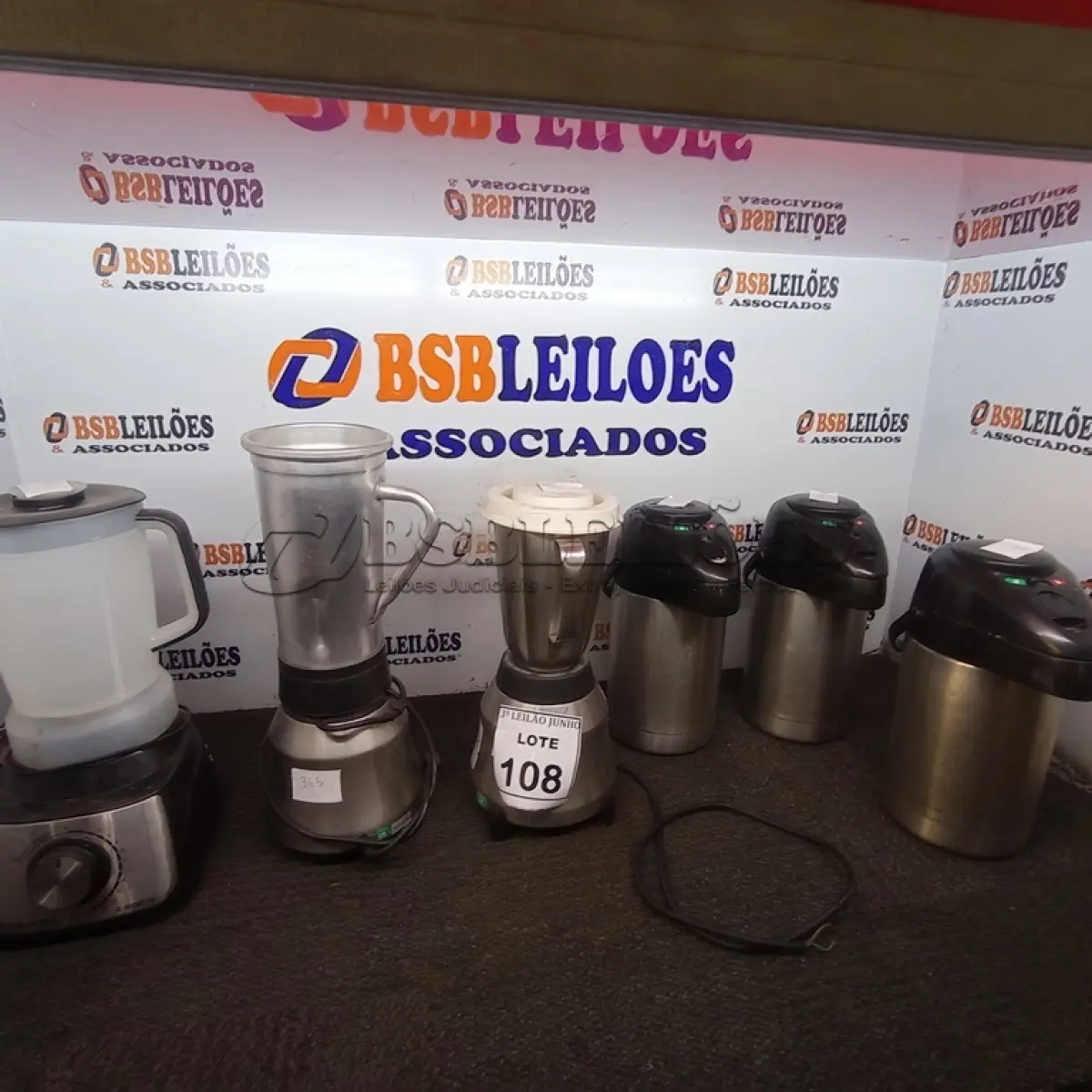 LOTE 108 - 03 LIQUIDIFICADORES E 03 GARRAFAS TÉRMICAS DE INOX. (NO ESTADO) ATENÇÃO! FAZER A VISITAÇÃO ANTES DE ARREMATAR, NÃO SABEMOS SE FUNCIONA, LEILÃO NÃO TEM GARANTIA E NEM DEVOLUÇÃO, SUJEITO A POSSÍVEIS AVARIAS VISÍVEIS/OCULTAS E/OU AUSÊNCIA DE COMPONENTES.