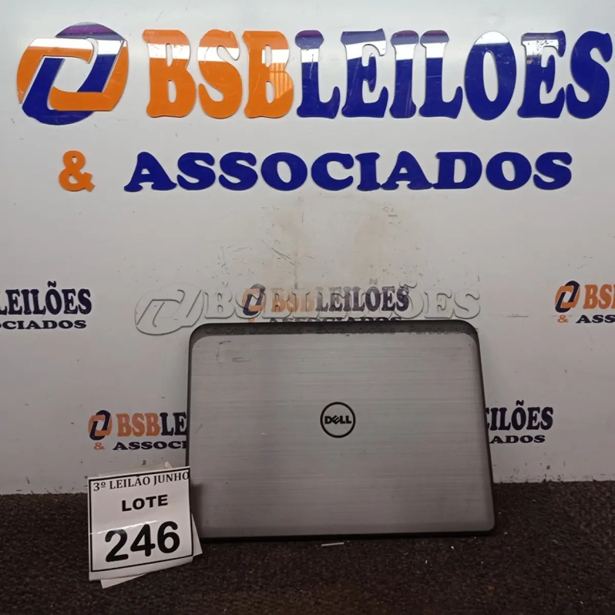 LOTE 246 - 01 NOTEBOOK MARCA DELL. (NO ESTADO) ATENÇÃO! FAZER A VISITAÇÃO ANTES DE ARREMATAR, NÃO SABEMOS SE FUNCIONA, LEILÃO NÃO TEM GARANTIA E NEM DEVOLUÇÃO, SUJEITO A POSSÍVEIS AVARIAS VISÍVEIS/OCULTAS E/OU AUSÊNCIA DE COMPONENTES.