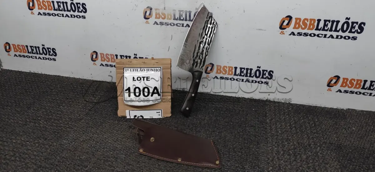 LOTE 100 - CUTELO  IMPORTADA AÇO INOXIDÁVEL CABO EM MADEIRA  FULL TANG BAINHA DE NAPA  TAMANHO TOTAL 30CM PESO 318G JÁ . (NO ESTADO) ATENÇÃO! FAZER A VISITAÇÃO ANTES DE ARREMATAR, NÃO SABEMOS SE FUNCIONA, LEILÃO NÃO TEM GARANTIA E NEM DEVOLUÇÃO, SUJEITO A POSSÍVEIS AVARIAS VISÍVEIS/OCULTAS E/OU AUSÊNCIA DE COMPONENTES.
