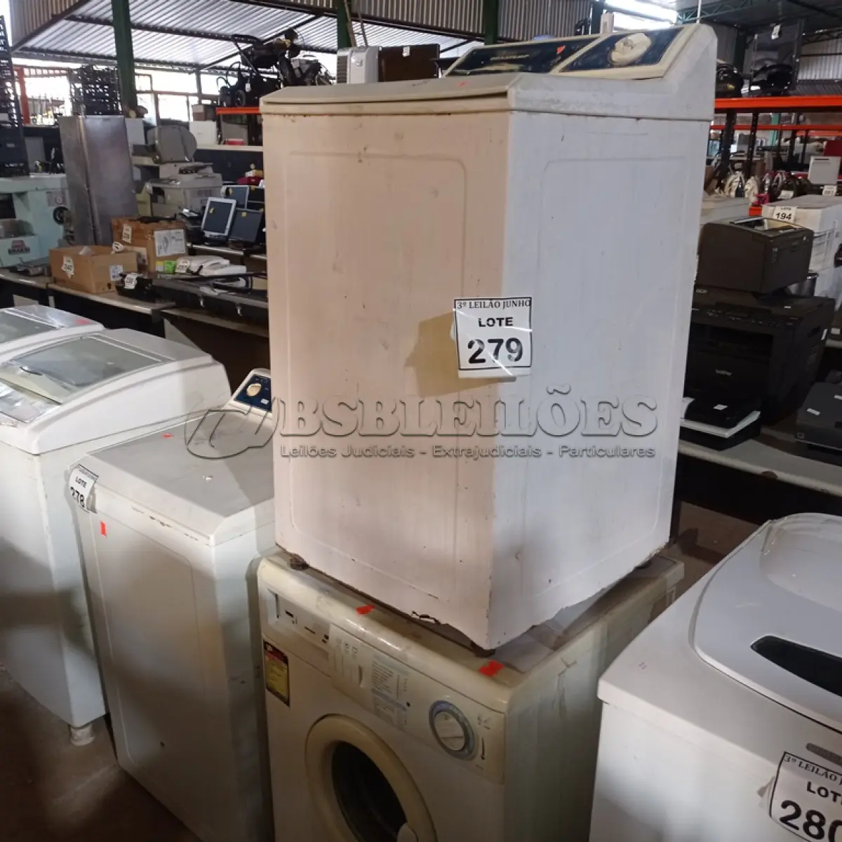 LOTE 350 - 01 MÁQUINA DE LAVAR MARCA BRASTEMP 220V E 01 MÁQUINA DE LAVAR MARCA ELETROLUX 5KG 220V. (NO ESTADO) ATENÇÃO! FAZER A VISITAÇÃO ANTES DE ARREMATAR, NÃO SABEMOS SE FUNCIONA. LEILÃO NÃO TEM GARANTIA E NEM DEVOLUÇÃO, SUJEITO A POSSÍVEIS AVARIAS VISÍVEIS/OCULTAS E/OU AUSÊNCIA DE COMPONENTES.