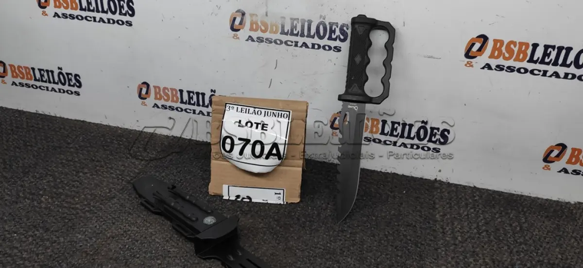 LOTE 070 - FACA IMPORTADA AÇO INOXIDÁVEL CABO  SOCO INGLÊS EM POLÍMERO    BAINHA EM POLÍMERO COM AMOLADOR E PEDERNEIRA  TAMANHO TOTAL 31CM PESO 244G JÁ AFIADA. (NO ESTADO) ATENÇÃO! FAZER A VISITAÇÃO ANTES DE ARREMATAR, NÃO SABEMOS SE FUNCIONA, LEILÃO NÃO TEM GARANTIA E NEM DEVOLUÇÃO, SUJEITO A POSSÍVEIS AVARIAS VISÍVEIS/OCULTAS E/OU AUSÊNCIA DE COMPONENTES.  