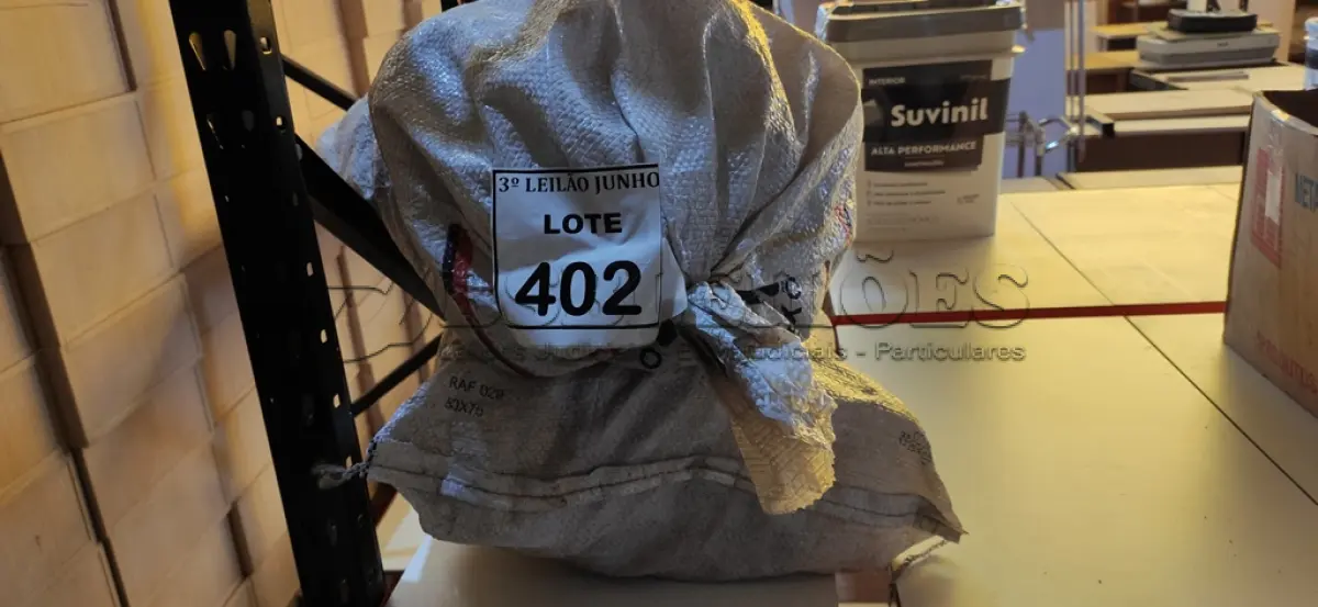 LOTE 402 - 63 CAPAS 75MM E 15 LUVAS DE CORRER 100MM. (NO ESTADO) ATENÇÃO! FAZER A VISITAÇÃO ANTES DE ARREMATAR, NÃO SABEMOS SE FUNCIONA. LEILÃO NÃO TEM GARANTIA E NEM DEVOLUÇÃO, SUJEITO A POSSÍVEIS AVARIAS VISÍVEIS/OCULTAS E/OU AUSÊNCIA DE COMPONENTES.