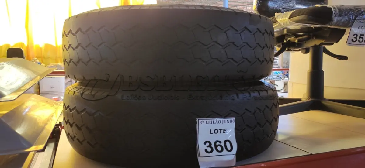 LOTE 360 - 02 PNEUS 225/75/16. (NO ESTADO) ATENÇÃO! FAZER A VISITAÇÃO ANTES DE ARREMATAR, NÃO SABEMOS SE FUNCIONA. LEILÃO NÃO TEM GARANTIA E NEM DEVOLUÇÃO, SUJEITO A POSSÍVEIS AVARIAS VISÍVEIS/OCULTAS E/OU AUSÊNCIA DE COMPONENTES.