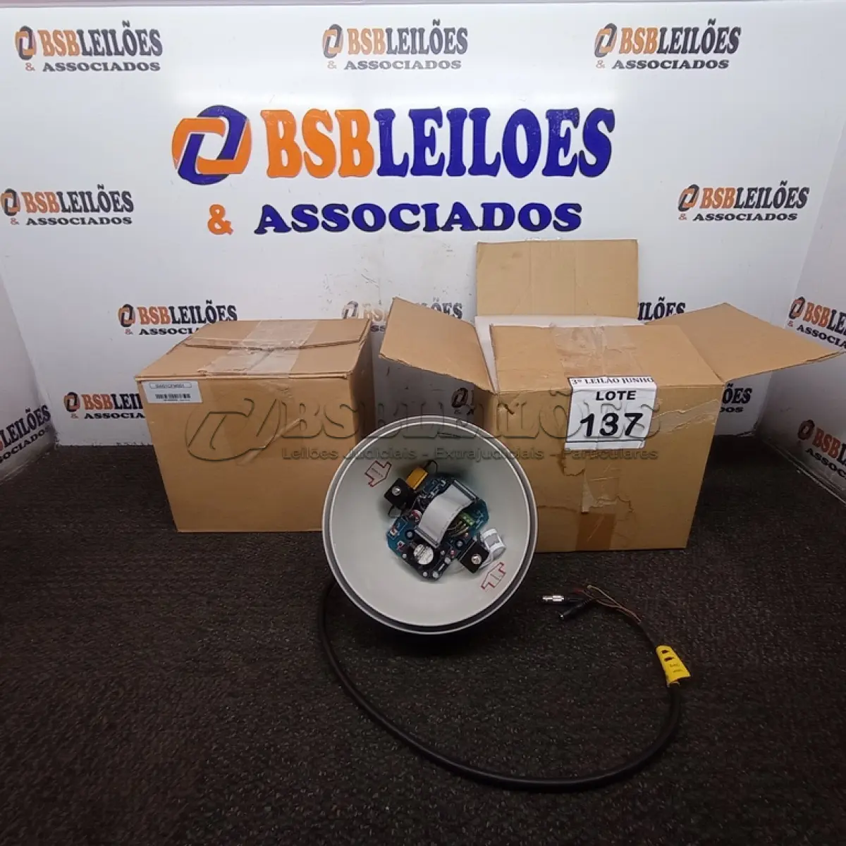 LOTE 137 - 02 ACESSÓRIOS PARA CÂMERA DOME. (NO ESTADO) ATENÇÃO! FAZER A VISITAÇÃO ANTES DE ARREMATAR, NÃO SABEMOS SE FUNCIONA, LEILÃO NÃO TEM GARANTIA E NEM DEVOLUÇÃO, SUJEITO A POSSÍVEIS AVARIAS VISÍVEIS/OCULTAS E/OU AUSÊNCIA DE COMPONENTES.