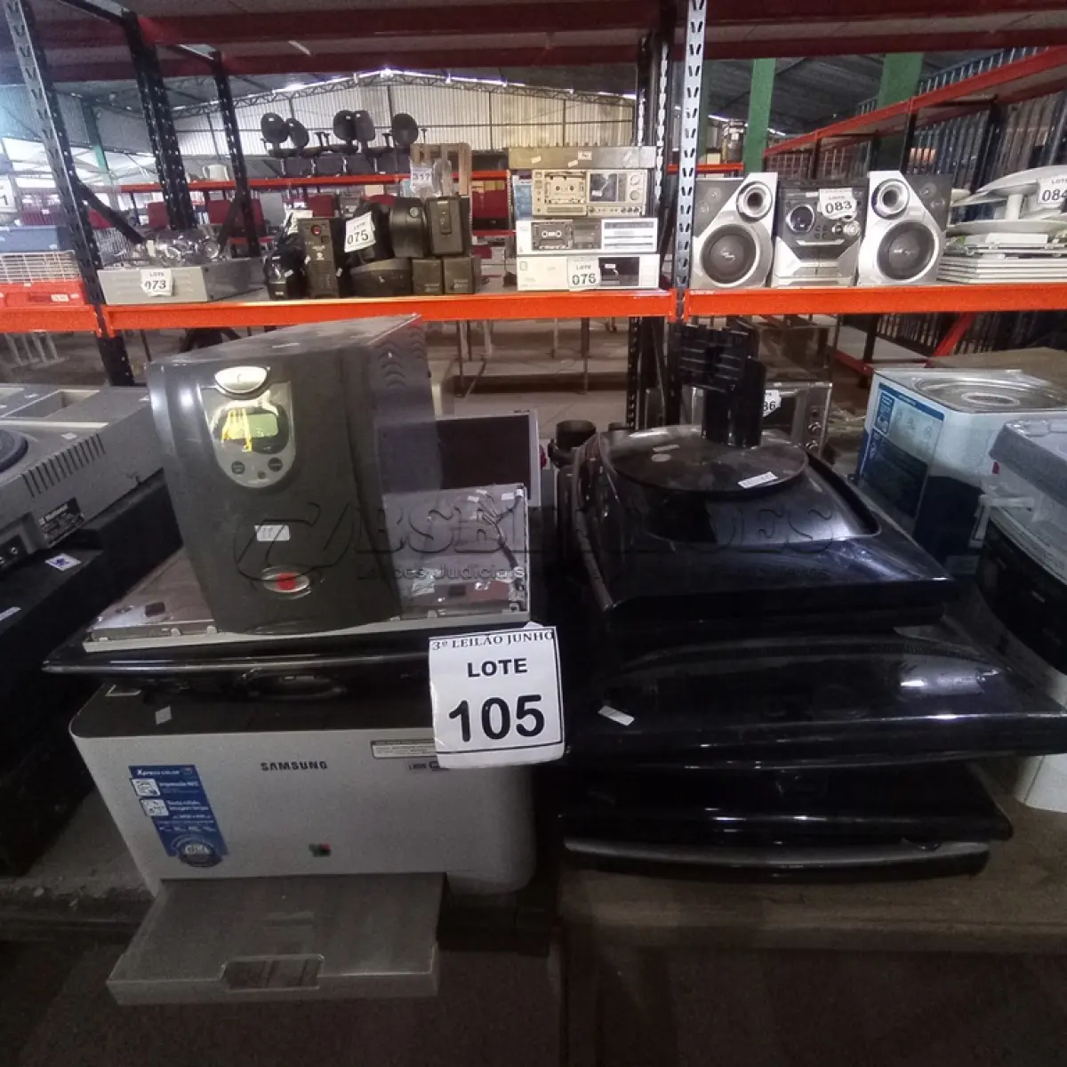 LOTE 105 - 01 LOTE COM APROXIMADAMENTE 15 MONITORES LCD, 01 NOBREAK E 01 IMPRESSORA SAMSUNG. (NO ESTADO) ATENÇÃO! FAZER A VISITAÇÃO ANTES DE ARREMATAR, NÃO SABEMOS SE FUNCIONA, LEILÃO NÃO TEM GARANTIA E NEM DEVOLUÇÃO, SUJEITO A POSSÍVEIS AVARIAS VISÍVEIS/OCULTAS E/OU AUSÊNCIA DE COMPONENTES.