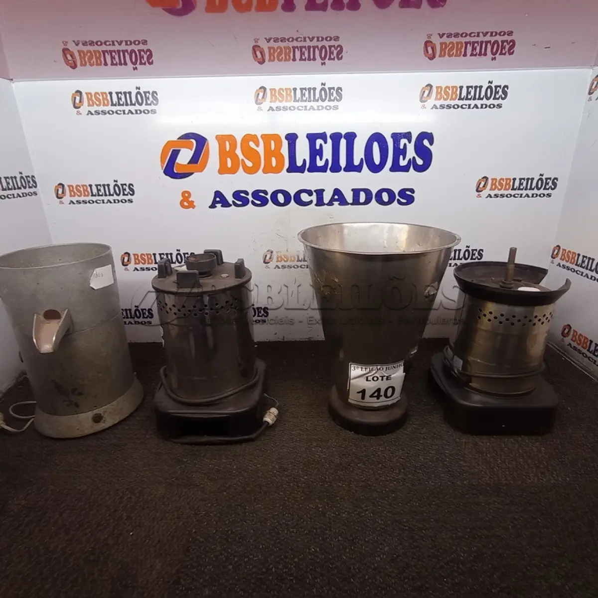 LOTE 140 - 03 BASES DE LIQUIDIFICADOR INDUSTRIAL E 01 COPO AVULSO. (NO ESTADO) ATENÇÃO! FAZER A VISITAÇÃO ANTES DE ARREMATAR, NÃO SABEMOS SE FUNCIONA, LEILÃO NÃO TEM GARANTIA E NEM DEVOLUÇÃO, SUJEITO A POSSÍVEIS AVARIAS VISÍVEIS/OCULTAS E/OU AUSÊNCIA DE COMPONENTES.
