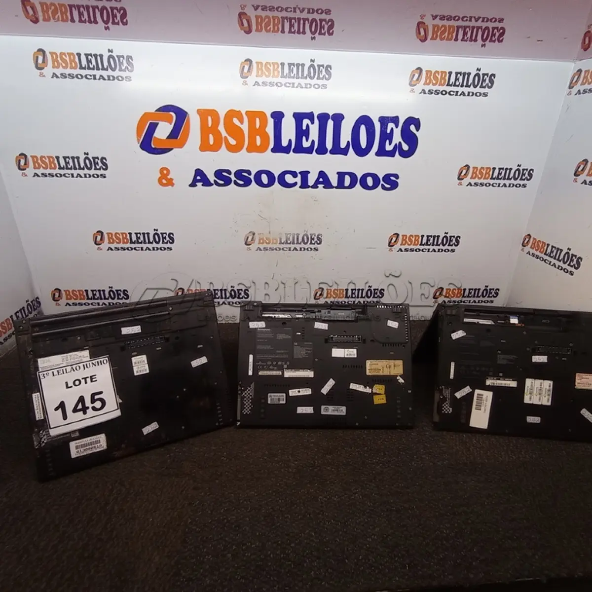 LOTE 145 - 03 NOTEBOOKS MARCA IBM. (NO ESTADO) ATENÇÃO! FAZER A VISITAÇÃO ANTES DE ARREMATAR, NÃO SABEMOS SE FUNCIONA, LEILÃO NÃO TEM GARANTIA E NEM DEVOLUÇÃO, SUJEITO A POSSÍVEIS AVARIAS VISÍVEIS/OCULTAS E/OU AUSÊNCIA DE COMPONENTES.