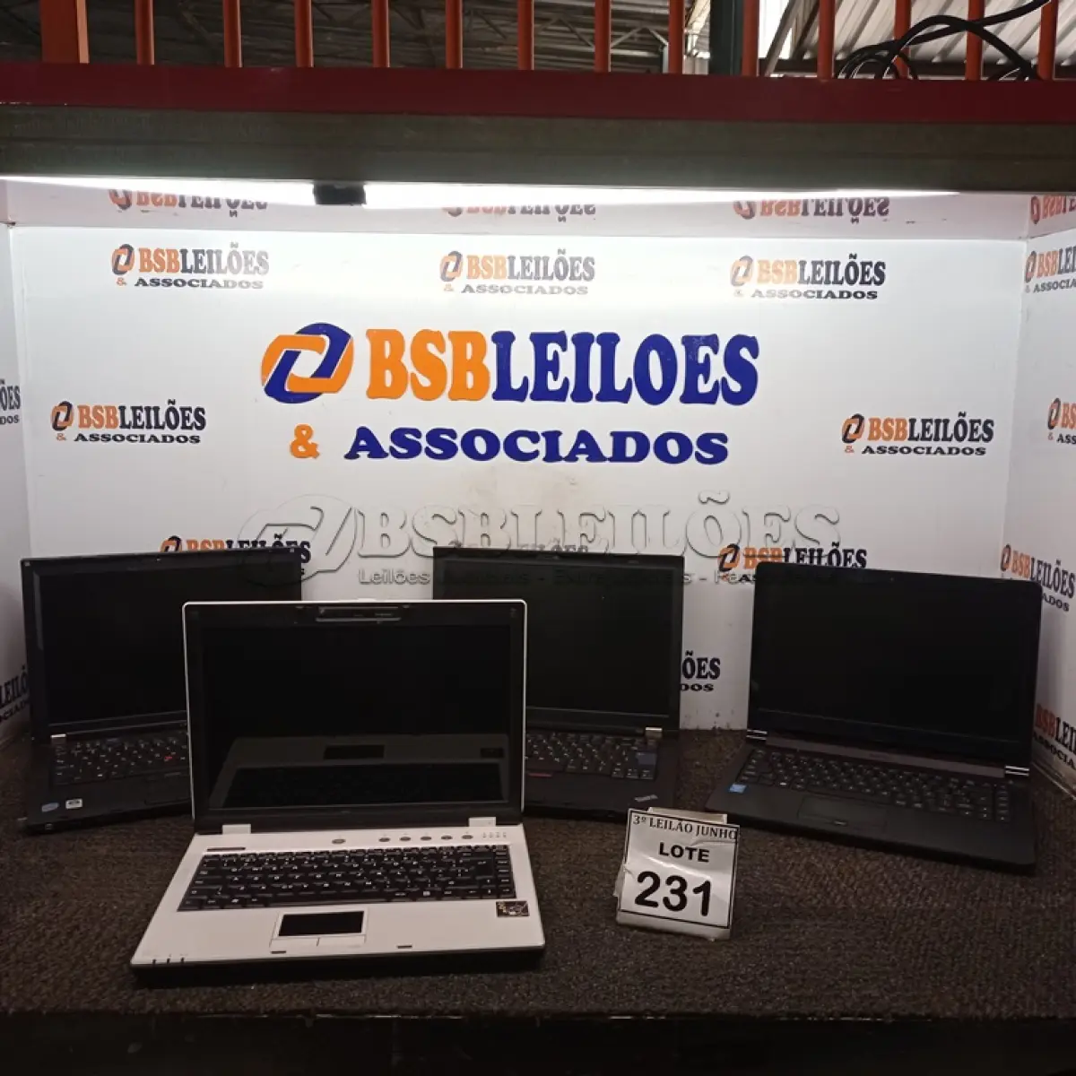 LOTE 231 - 04 NOTEBOOKS DE MARCAS E MODELOS DIVERSOS PARA RETIRADA DE PECAS. (NO ESTADO) ATENÇÃO! FAZER A VISITAÇÃO ANTES DE ARREMATAR, NÃO SABEMOS SE FUNCIONA, LEILÃO NÃO TEM GARANTIA E NEM DEVOLUÇÃO, SUJEITO A POSSÍVEIS AVARIAS VISÍVEIS/OCULTAS E/OU AUSÊNCIA DE COMPONENTES.