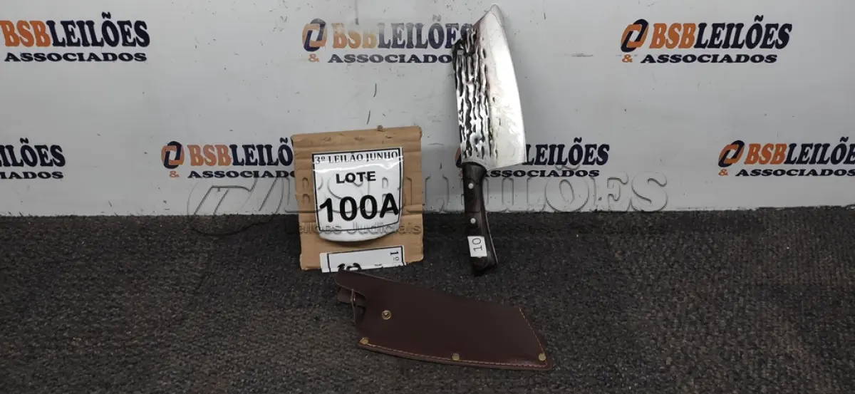 LOTE 100 - CUTELO  IMPORTADA AÇO INOXIDÁVEL CABO EM MADEIRA  FULL TANG BAINHA DE NAPA  TAMANHO TOTAL 30CM PESO 318G JÁ . (NO ESTADO) ATENÇÃO! FAZER A VISITAÇÃO ANTES DE ARREMATAR, NÃO SABEMOS SE FUNCIONA, LEILÃO NÃO TEM GARANTIA E NEM DEVOLUÇÃO, SUJEITO A POSSÍVEIS AVARIAS VISÍVEIS/OCULTAS E/OU AUSÊNCIA DE COMPONENTES.
