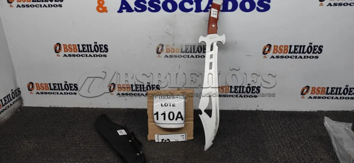 LOTE 110 - FACÃO  IMPORTADA AÇO INOXIDÁVEL CABO EM MADEIRA  FULL TANG BAINHA DE NYLON TAMANHO TOTAL 50CM PESO 526G JÁ AFIADA. (NO ESTADO) ATENÇÃO! FAZER A VISITAÇÃO ANTES DE ARREMATAR, NÃO SABEMOS SE FUNCIONA, LEILÃO NÃO TEM GARANTIA E NEM DEVOLUÇÃO, SUJEITO A POSSÍVEIS AVARIAS VISÍVEIS/OCULTAS E/OU AUSÊNCIA DE COMPONENTES. 