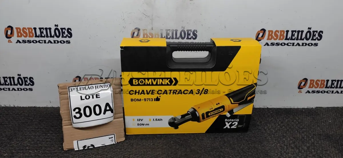 LOTE 300 - CHAVE CATRACA 3/8 COM DUAS BATERIAS MALETA  E ACESSÓRIOS. (NO ESTADO) ATENÇÃO! FAZER A VISITAÇÃO ANTES DE ARREMATAR, NÃO SABEMOS SE FUNCIONA, LEILÃO NÃO TEM GARANTIA E NEM DEVOLUÇÃO, SUJEITO A POSSÍVEIS AVARIAS VISÍVEIS/OCULTAS E/OU AUSÊNCIA DE COMPONENTES. 