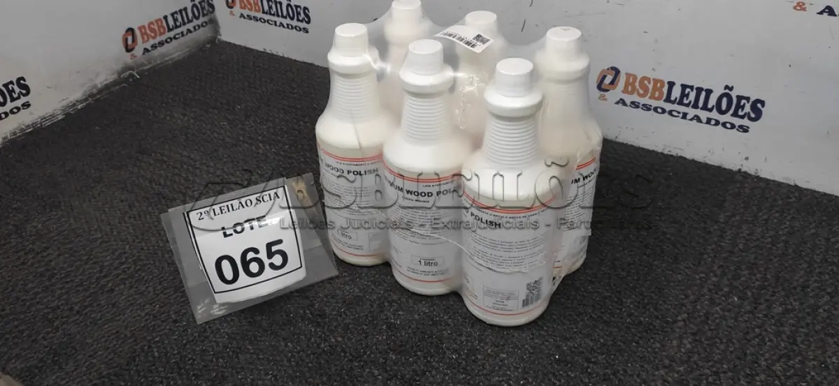 LOTE 065 - 06 LUSTRA MÓVEIS COM 1L CADA. (NO ESTADO) ATENÇÃO! FAZER A VISITAÇÃO ANTES DE ARREMATAR, NÃO SABEMOS SE FUNCIONA. LEILÃO NÃO TEM GARANTIA E NEM DEVOLUÇÃO, SUJEITO A POSSÍVEIS AVARIAS VISÍVEIS/OCULTAS E/OU AUSÊNCIA DE COMPONENTES.