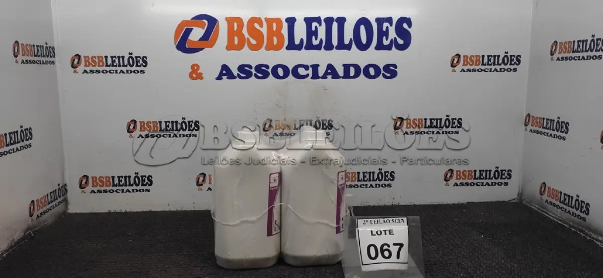 LOTE 067 - 02 REMOVEDORES DE CERA E ACABAMENTOS COM 5L CADA. (NO ESTADO) ATENÇÃO! FAZER A VISITAÇÃO ANTES DE ARREMATAR, NÃO SABEMOS SE FUNCIONA. LEILÃO NÃO TEM GARANTIA E NEM DEVOLUÇÃO, SUJEITO A POSSÍVEIS AVARIAS VISÍVEIS/OCULTAS E/OU AUSÊNCIA DE COMPONENTES.