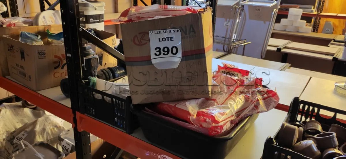 LOTE 390 - 01 LOTE COM PARAFUSOS PARA CAIXA ACOPLADA, MANGUEIRAS PARA MÁQUINA DE LAVAR, SIFÃO, LUVAS EMBORRACHADAS, MÁSCARAS DE PROTEÇÃO, 01 ESPELHO PEQUENO E SIFÕES DUPLOS. (NO ESTADO) ATENÇÃO! FAZER A VISITAÇÃO ANTES DE ARREMATAR, NÃO SABEMOS SE FUNCIONA. LEILÃO NÃO TEM GARANTIA E NEM DEVOLUÇÃO, SUJEITO A POSSÍVEIS AVARIAS VISÍVEIS/OCULTAS E/OU AUSÊNCIA DE COMPONENTES.