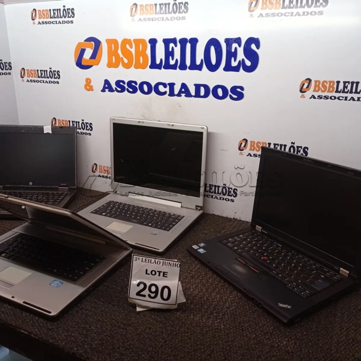 LOTE 290 - 04 NOTEBOOKS DE MARCA E MODELOS DIVERSOS PARA RETIRADA DE PEÇAS. (NO ESTADO) ATENÇÃO! FAZER A VISITAÇÃO ANTES DE ARREMATAR, NÃO SABEMOS SE FUNCIONA, LEILÃO NÃO TEM GARANTIA E NEM DEVOLUÇÃO, SUJEITO A POSSÍVEIS AVARIAS VISÍVEIS/OCULTAS E/OU AUSÊNCIA DE COMPONENTES.