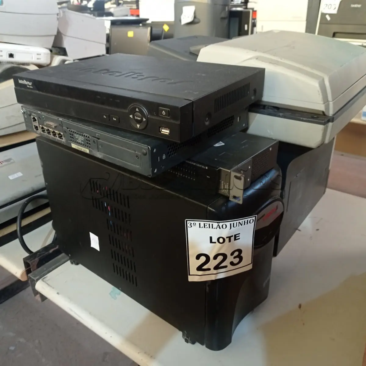 LOTE 223 - 01 IMPRESSORA MULTIFUNCIONAL DCP-8085DN MARCA BROTHER, 01 DVR, 02 SWITCHES E 01 NOBREAK MARCA SMS. (NO ESTADO) ATENÇÃO! FAZER A VISITAÇÃO ANTES DE ARREMATAR, NÃO SABEMOS SE FUNCIONA, LEILÃO NÃO TEM GARANTIA E NEM DEVOLUÇÃO, SUJEITO A POSSÍVEIS AVARIAS VISÍVEIS/OCULTAS E/OU AUSÊNCIA DE COMPONENTES.