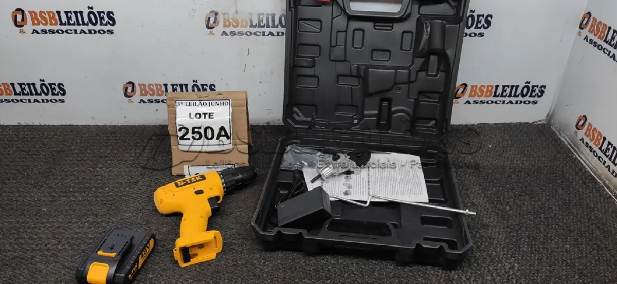 LOTE 250 - PARAFUSADEIRA 48V A  BATERIAS E ADAPTADOR CORTADOR DE CHAPA COM MALETA. (NO ESTADO) ATENÇÃO! FAZER A VISITAÇÃO ANTES DE ARREMATAR, NÃO SABEMOS SE FUNCIONA, LEILÃO NÃO TEM GARANTIA E NEM DEVOLUÇÃO, SUJEITO A POSSÍVEIS AVARIAS VISÍVEIS/OCULTAS E/OU AUSÊNCIA DE COMPONENTES. 