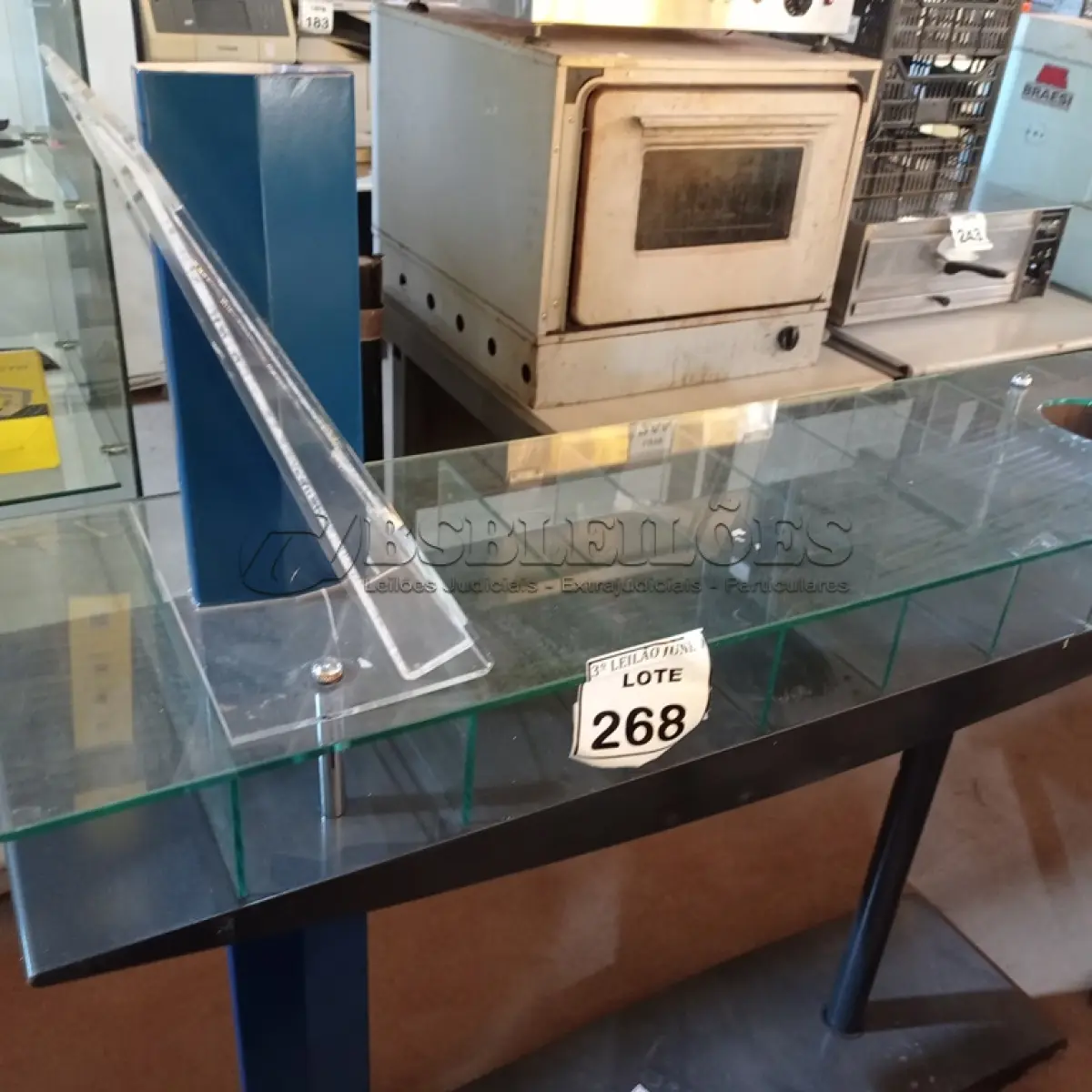 LOTE 268 - 01 EXPOSITOR DE VIDRO COM DIVISÃO. (NO ESTADO) ATENÇÃO! FAZER A VISITAÇÃO ANTES DE ARREMATAR, NÃO SABEMOS SE FUNCIONA, LEILÃO NÃO TEM GARANTIA E NEM DEVOLUÇÃO, SUJEITO A POSSÍVEIS AVARIAS VISÍVEIS/OCULTAS E/OU AUSÊNCIA DE COMPONENTES.