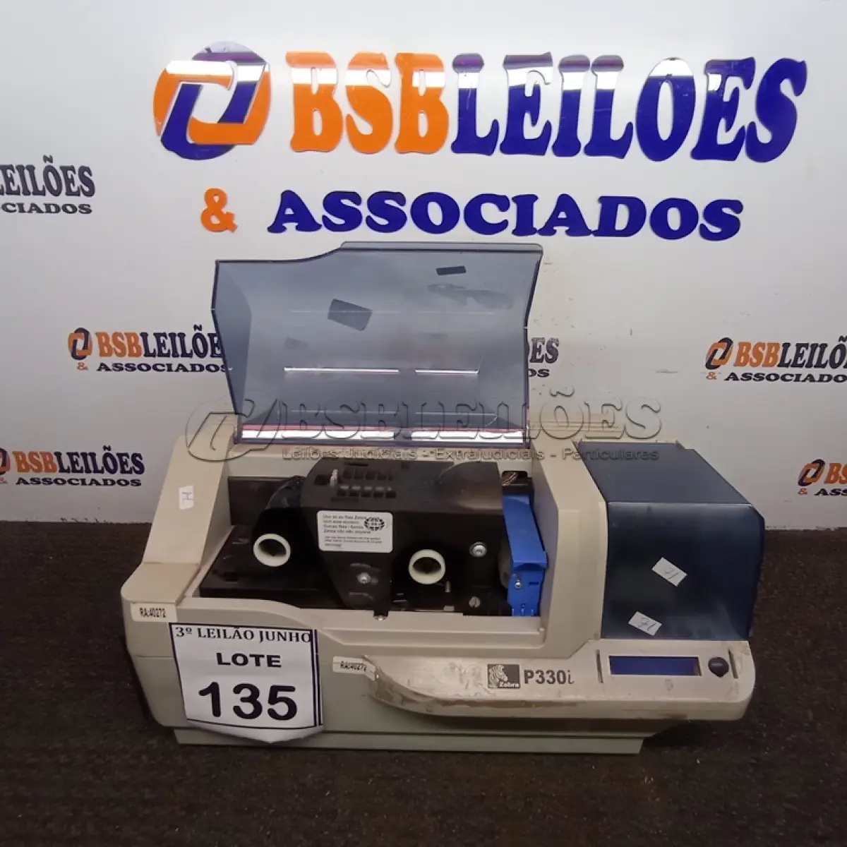 LOTE 135 -  01 IMPRESSORA DE CARTÃO ZEBRA P330I. (NO ESTADO) ATENÇÃO! FAZER A VISITAÇÃO ANTES DE ARREMATAR, NÃO SABEMOS SE FUNCIONA. LEILÃO NÃO TEM GARANTIA E NEM DEVOLUÇÃO, SUJEITO A POSSÍVEIS AVARIAS VISÍVEIS/OCULTAS E/OU AUSÊNCIA DE COMPONENTES.