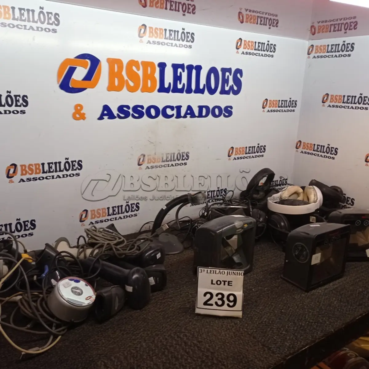 LOTE 239 - 03 LEITORAS DE CODIGOS DE BARRA E VARIOS FONES DE OUVIDO. (NO ESTADO) ATENÇÃO! FAZER A VISITAÇÃO ANTES DE ARREMATAR, NÃO SABEMOS SE FUNCIONA, LEILÃO NÃO TEM GARANTIA E NEM DEVOLUÇÃO, SUJEITO A POSSÍVEIS AVARIAS VISÍVEIS/OCULTAS E/OU AUSÊNCIA DE COMPONENTES.