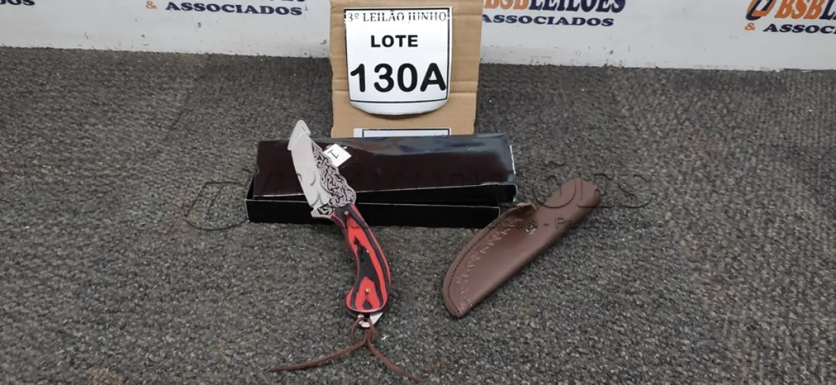 LOTE 130 - FACA IMPORTADA AÇO INOXIDÁVEL CABO EM MADEIRA  FULL TANG BAINHA DE NAPA  TAMANHO TOTAL 20CM PESO 180G JÁ AFIADA . (NO ESTADO) ATENÇÃO! FAZER A VISITAÇÃO ANTES DE ARREMATAR, NÃO SABEMOS SE FUNCIONA, LEILÃO NÃO TEM GARANTIA E NEM DEVOLUÇÃO, SUJEITO A POSSÍVEIS AVARIAS VISÍVEIS/OCULTAS E/OU AUSÊNCIA DE COMPONENTES. 
