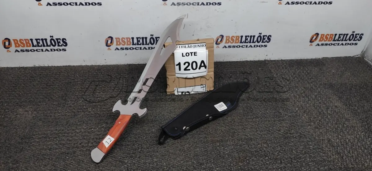 LOTE 120 - FACÃO  IMPORTADA AÇO INOXIDÁVEL CABO EM MADEIRA  FULL TANG BAINHA DE NYLON TAMANHO TOTAL 50CM PESO 526G JÁ AFIADA. (NO ESTADO) ATENÇÃO! FAZER A VISITAÇÃO ANTES DE ARREMATAR, NÃO SABEMOS SE FUNCIONA, LEILÃO NÃO TEM GARANTIA E NEM DEVOLUÇÃO, SUJEITO A POSSÍVEIS AVARIAS VISÍVEIS/OCULTAS E/OU AUSÊNCIA DE COMPONENTES.  