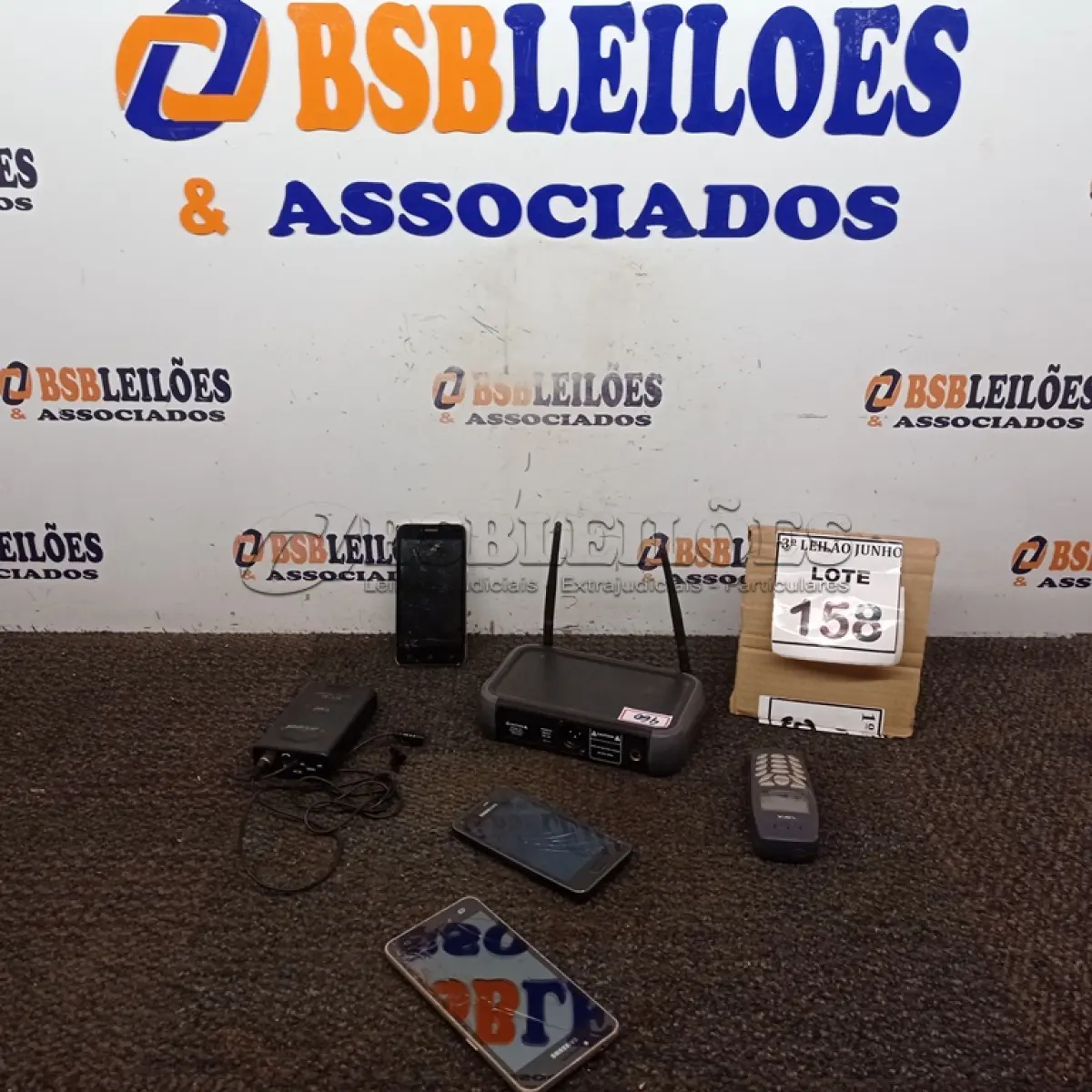LOTE 158 - 03 APARELHOS SMARTPHONE MODELOS E MARCAS DIVERSAS, 01 APARELHO DE CELULAR MARCA NOKIA, 01 MICROFONE PORTÁTIL E 01 ROTEADOR.  (NO ESTADO) ATENÇÃO! FAZER A VISITAÇÃO ANTES DE ARREMATAR, NÃO SABEMOS SE FUNCIONA, LEILÃO NÃO TEM GARANTIA E NEM DEVOLUÇÃO, SUJEITO A POSSÍVEIS AVARIAS VISÍVEIS/OCULTAS E/OU AUSÊNCIA DE COMPONENTES.