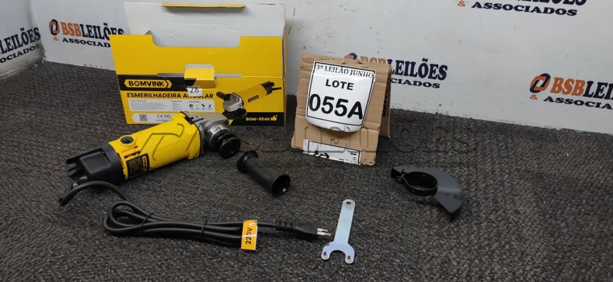 LOTE 055 - ESMERILHADEIRA ANGULAR 220V 710W  ACESSÓRIOS 1CHAVE 1PROTETOR 1MANOPLA. (NO ESTADO) ATENÇÃO! FAZER A VISITAÇÃO ANTES DE ARREMATAR, NÃO SABEMOS SE FUNCIONA, LEILÃO NÃO TEM GARANTIA E NEM DEVOLUÇÃO, SUJEITO A POSSÍVEIS AVARIAS VISÍVEIS/OCULTAS E/OU AUSÊNCIA DE COMPONENTES. 