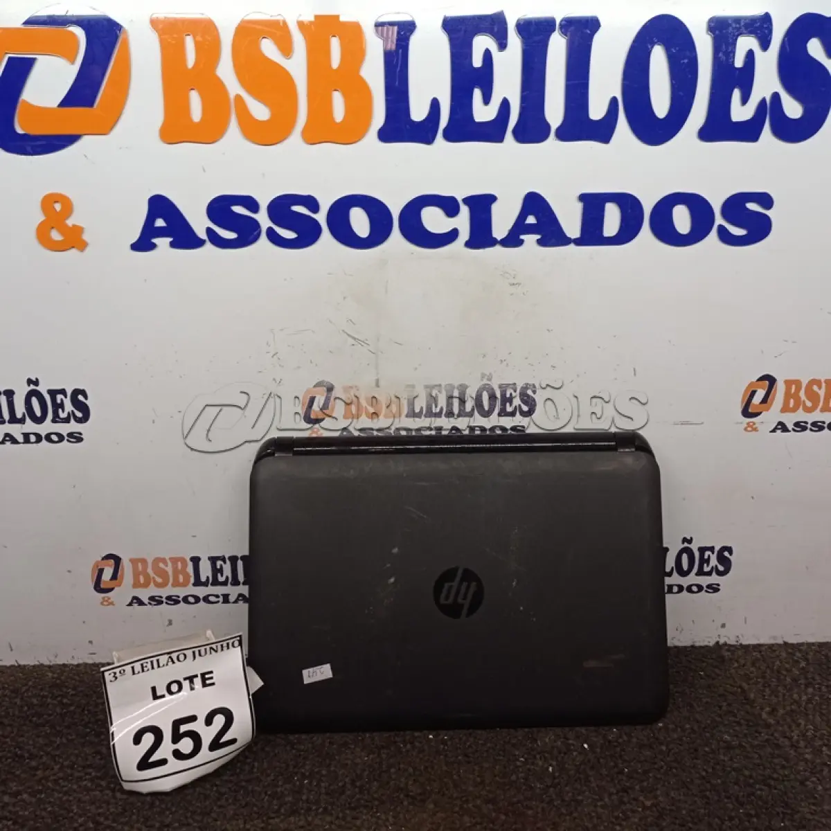 LOTE 252 - 01 NOTEBOOK MARCA HP. (NO ESTADO) ATENÇÃO! FAZER A VISITAÇÃO ANTES DE ARREMATAR, NÃO SABEMOS SE FUNCIONA, LEILÃO NÃO TEM GARANTIA E NEM DEVOLUÇÃO, SUJEITO A POSSÍVEIS AVARIAS VISÍVEIS/OCULTAS E/OU AUSÊNCIA DE COMPONENTES.