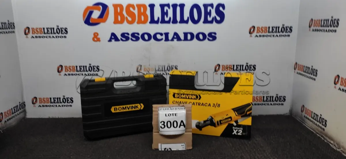 LOTE 300 - CHAVE CATRACA 3/8 COM DUAS BATERIAS MALETA  E ACESSÓRIOS. (NO ESTADO) ATENÇÃO! FAZER A VISITAÇÃO ANTES DE ARREMATAR, NÃO SABEMOS SE FUNCIONA, LEILÃO NÃO TEM GARANTIA E NEM DEVOLUÇÃO, SUJEITO A POSSÍVEIS AVARIAS VISÍVEIS/OCULTAS E/OU AUSÊNCIA DE COMPONENTES. 