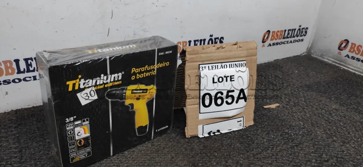 LOTE 065 - PARAFUSADEIRA A BATERIA 12V 2BITS E CARREGADOR. (NO ESTADO) ATENÇÃO! FAZER A VISITAÇÃO ANTES DE ARREMATAR, NÃO SABEMOS SE FUNCIONA, LEILÃO NÃO TEM GARANTIA E NEM DEVOLUÇÃO, SUJEITO A POSSÍVEIS AVARIAS VISÍVEIS/OCULTAS E/OU AUSÊNCIA DE COMPONENTES. 