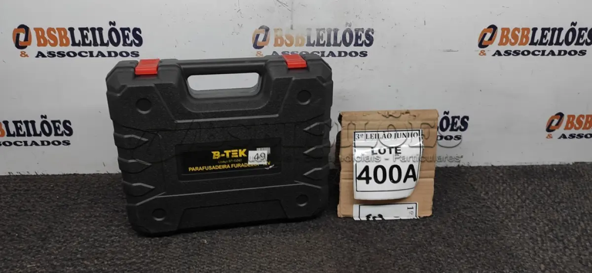 LOTE 400 - PARAFUSADEIRA   BTEK 12V COM MALETA E ACESSÓRIOS. (NO ESTADO) ATENÇÃO! FAZER A VISITAÇÃO ANTES DE ARREMATAR, NÃO SABEMOS SE FUNCIONA, LEILÃO NÃO TEM GARANTIA E NEM DEVOLUÇÃO, SUJEITO A POSSÍVEIS AVARIAS VISÍVEIS/OCULTAS E/OU AUSÊNCIA DE COMPONENTES. 