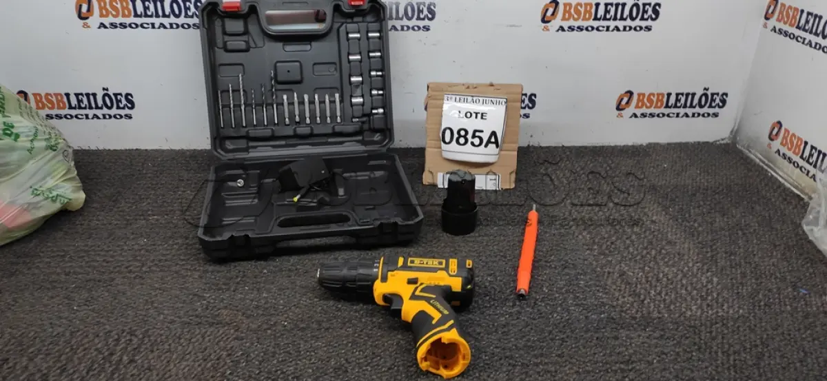 LOTE 085 - PARAFUSADEIRA   BTEK 12V COM MALETA E ACESSÓRIOS. (NO ESTADO) ATENÇÃO! FAZER A VISITAÇÃO ANTES DE ARREMATAR, NÃO SABEMOS SE FUNCIONA, LEILÃO NÃO TEM GARANTIA E NEM DEVOLUÇÃO, SUJEITO A POSSÍVEIS AVARIAS VISÍVEIS/OCULTAS E/OU AUSÊNCIA DE COMPONENTES. 