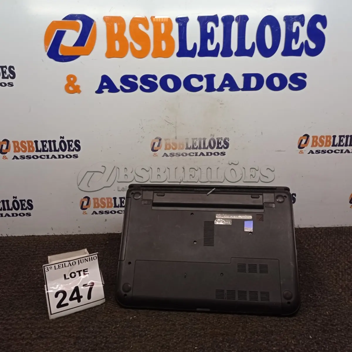 LOTE 247 - 01 NOTEBOOK MARCA DELL. (NO ESTADO) ATENÇÃO! FAZER A VISITAÇÃO ANTES DE ARREMATAR, NÃO SABEMOS SE FUNCIONA, LEILÃO NÃO TEM GARANTIA E NEM DEVOLUÇÃO, SUJEITO A POSSÍVEIS AVARIAS VISÍVEIS/OCULTAS E/OU AUSÊNCIA DE COMPONENTES.
