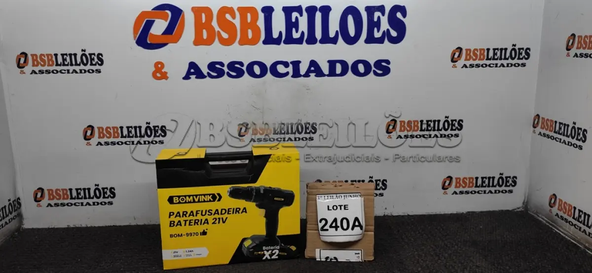 LOTE 240 - PARAFUSADEIRA DE IMPACTO COM DUAS BATERIAS 21V MALETA E ACESSÓRIOS ALONGADOR FLEXÍVEL SOQUETES E BITIS. (NO ESTADO) ATENÇÃO! FAZER A VISITAÇÃO ANTES DE ARREMATAR, NÃO SABEMOS SE FUNCIONA, LEILÃO NÃO TEM GARANTIA E NEM DEVOLUÇÃO, SUJEITO A POSSÍVEIS AVARIAS VISÍVEIS/OCULTAS E/OU AUSÊNCIA DE COMPONENTES. 