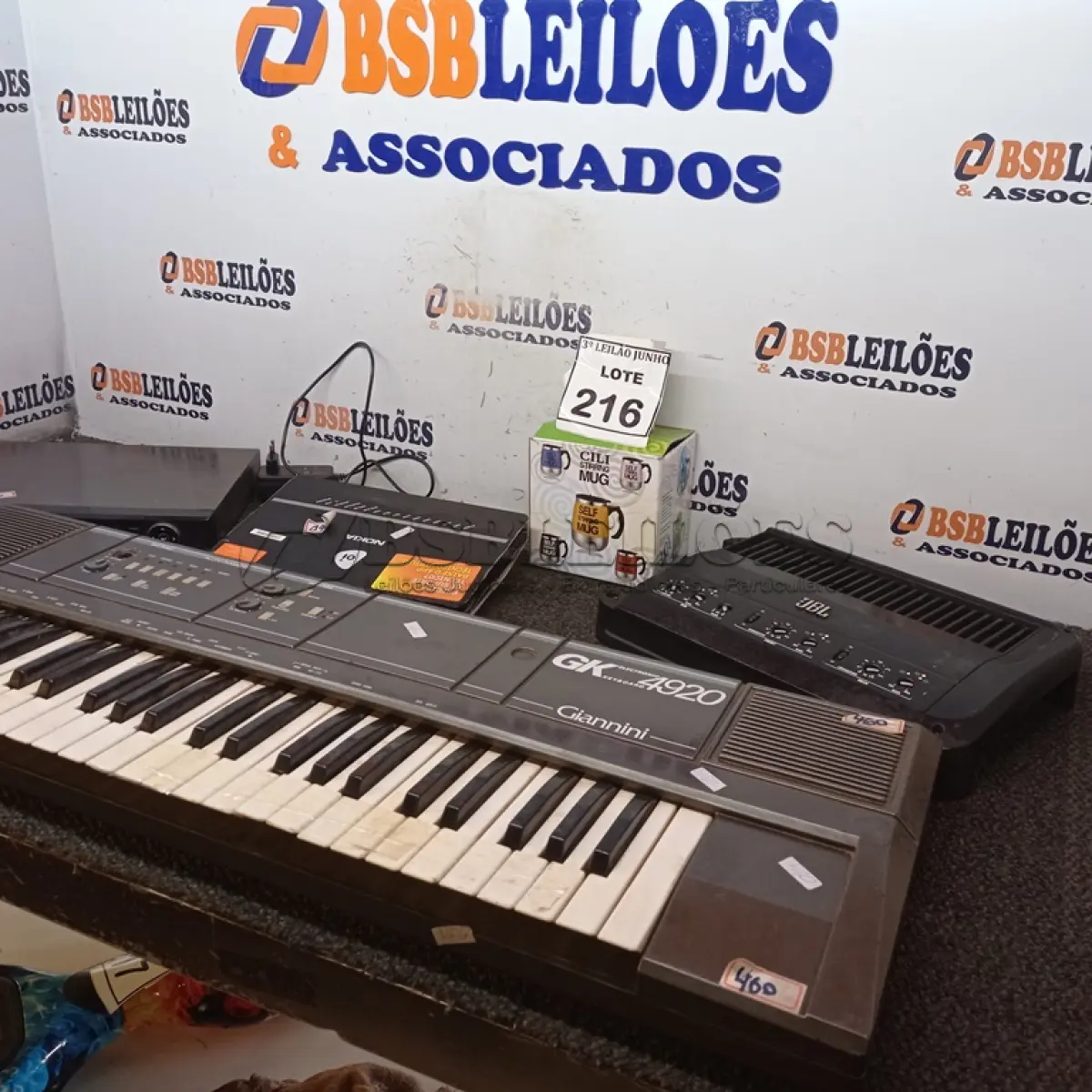 LOTE 216 - 01 TECLADO MARCA GIANINI, 01 COPO TÉRMICO, 01 DVR, 01 AMPLIFICADOR DE ÁUDIO JBL E 01 ROTEADOR. (NO ESTADO) ATENÇÃO! FAZER A VISITAÇÃO ANTES DE ARREMATAR, NÃO SABEMOS SE FUNCIONA, LEILÃO NÃO TEM GARANTIA E NEM DEVOLUÇÃO, SUJEITO A POSSÍVEIS AVARIAS VISÍVEIS/OCULTAS E/OU AUSÊNCIA DE COMPONENTES.