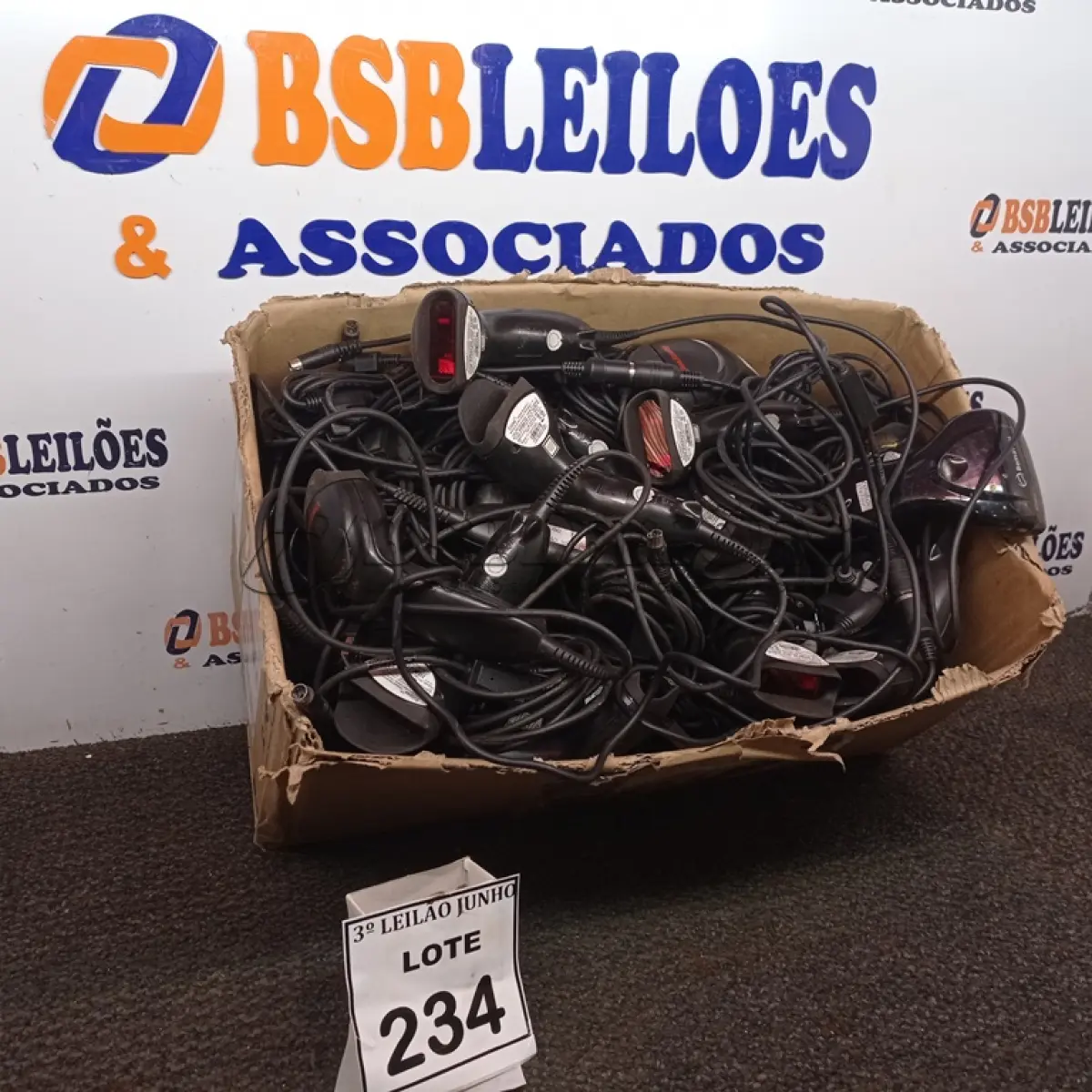LOTE 234 - 01 LOTE COM GRANDES QUANTIDADE DE LEITORAS DE CODIGO DE BARRAS. (NO ESTADO) ATENÇÃO! FAZER A VISITAÇÃO ANTES DE ARREMATAR, NÃO SABEMOS SE FUNCIONA, LEILÃO NÃO TEM GARANTIA E NEM DEVOLUÇÃO, SUJEITO A POSSÍVEIS AVARIAS VISÍVEIS/OCULTAS E/OU AUSÊNCIA DE COMPONENTES.