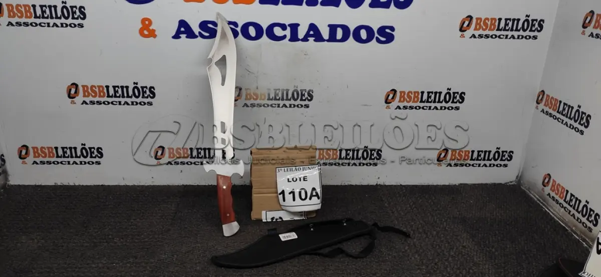 LOTE 110 - FACÃO  IMPORTADA AÇO INOXIDÁVEL CABO EM MADEIRA  FULL TANG BAINHA DE NYLON TAMANHO TOTAL 50CM PESO 526G JÁ AFIADA. (NO ESTADO) ATENÇÃO! FAZER A VISITAÇÃO ANTES DE ARREMATAR, NÃO SABEMOS SE FUNCIONA, LEILÃO NÃO TEM GARANTIA E NEM DEVOLUÇÃO, SUJEITO A POSSÍVEIS AVARIAS VISÍVEIS/OCULTAS E/OU AUSÊNCIA DE COMPONENTES. 