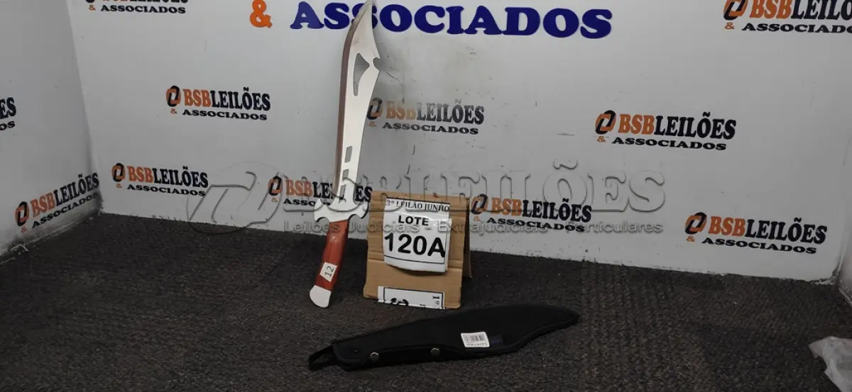LOTE 120 - FACÃO  IMPORTADA AÇO INOXIDÁVEL CABO EM MADEIRA  FULL TANG BAINHA DE NYLON TAMANHO TOTAL 50CM PESO 526G JÁ AFIADA. (NO ESTADO) ATENÇÃO! FAZER A VISITAÇÃO ANTES DE ARREMATAR, NÃO SABEMOS SE FUNCIONA, LEILÃO NÃO TEM GARANTIA E NEM DEVOLUÇÃO, SUJEITO A POSSÍVEIS AVARIAS VISÍVEIS/OCULTAS E/OU AUSÊNCIA DE COMPONENTES.  