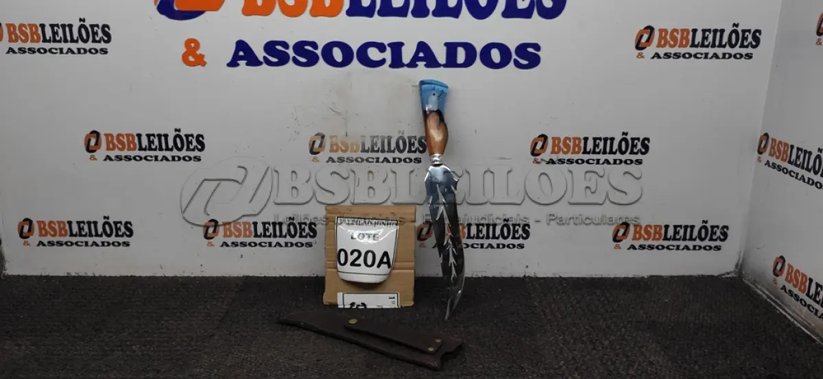 LOTE 020 - FACA ARTESANAL AÇO INOX  EM FORMATO DE FOLHA 10 POLEGADAS CABO HIBRIDO MADEIRA E RESINA  BAINHA DE COURO LEGITIMO  TAMANHO TOTAL 39CM PESO 285G JÁ AFIADA. (NO ESTADO) ATENÇÃO! FAZER A VISITAÇÃO ANTES DE ARREMATAR, NÃO SABEMOS SE FUNCIONA, LEILÃO NÃO TEM GARANTIA E NEM DEVOLUÇÃO, SUJEITO A POSSÍVEIS AVARIAS VISÍVEIS/OCULTAS E/OU AUSÊNCIA DE COMPONENTES.