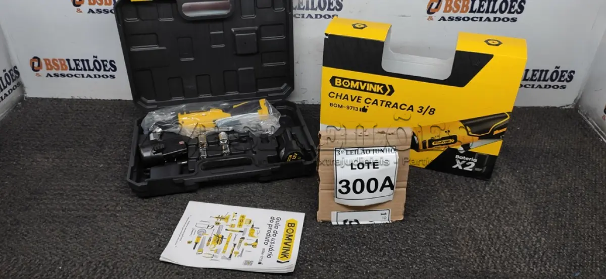 LOTE 300 - CHAVE CATRACA 3/8 COM DUAS BATERIAS MALETA  E ACESSÓRIOS. (NO ESTADO) ATENÇÃO! FAZER A VISITAÇÃO ANTES DE ARREMATAR, NÃO SABEMOS SE FUNCIONA, LEILÃO NÃO TEM GARANTIA E NEM DEVOLUÇÃO, SUJEITO A POSSÍVEIS AVARIAS VISÍVEIS/OCULTAS E/OU AUSÊNCIA DE COMPONENTES. 