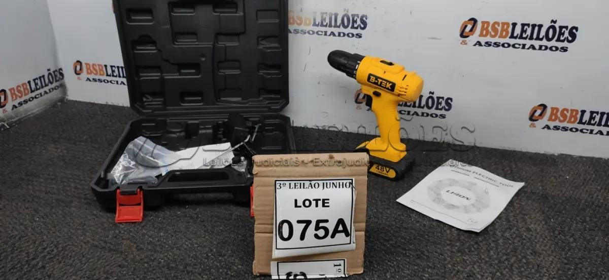 LOTE 075 - PARAFUSADEIRA 48V A BATERIAS E ADAPTADOR CORTADOR DE CHAPA COM MALETA. (NO ESTADO) ATENÇÃO! FAZER A VISITAÇÃO ANTES DE ARREMATAR, NÃO SABEMOS SE FUNCIONA, LEILÃO NÃO TEM GARANTIA E NEM DEVOLUÇÃO, SUJEITO A POSSÍVEIS AVARIAS VISÍVEIS/OCULTAS E/OU AUSÊNCIA DE COMPONENTES. 