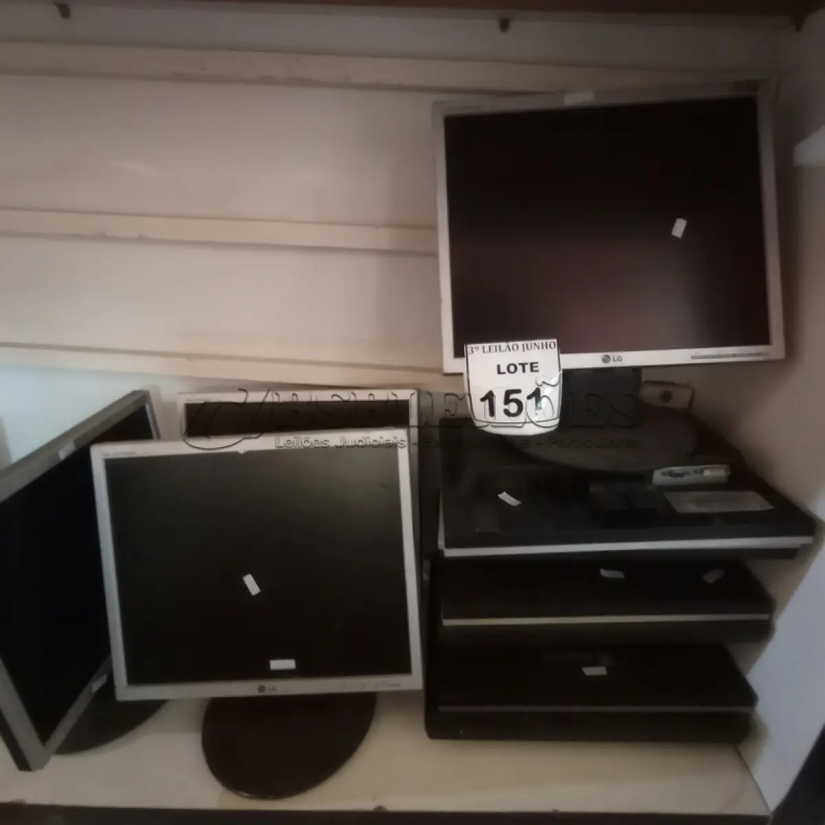LOTE 151 - 10 MONITORES LCD MARCAS E MODELOS DIVERSOS. (NO ESTADO) ATENÇÃO! FAZER A VISITAÇÃO ANTES DE ARREMATAR, NÃO SABEMOS SE FUNCIONA, LEILÃO NÃO TEM GARANTIA E NEM DEVOLUÇÃO, SUJEITO A POSSÍVEIS AVARIAS VISÍVEIS/OCULTAS E/OU AUSÊNCIA DE COMPONENTES.